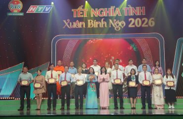 Phó Chủ tịch Thường trực UBMTTQ Việt Nam TPHCM Trương Thị Bích Hạnh và Phó Chủ tịch Hội Nông dân TPHCM Huỳnh Thị Kim Xuyến tặng bảng tri ân đến các cá nhân và đơn vị ủng hộ ch