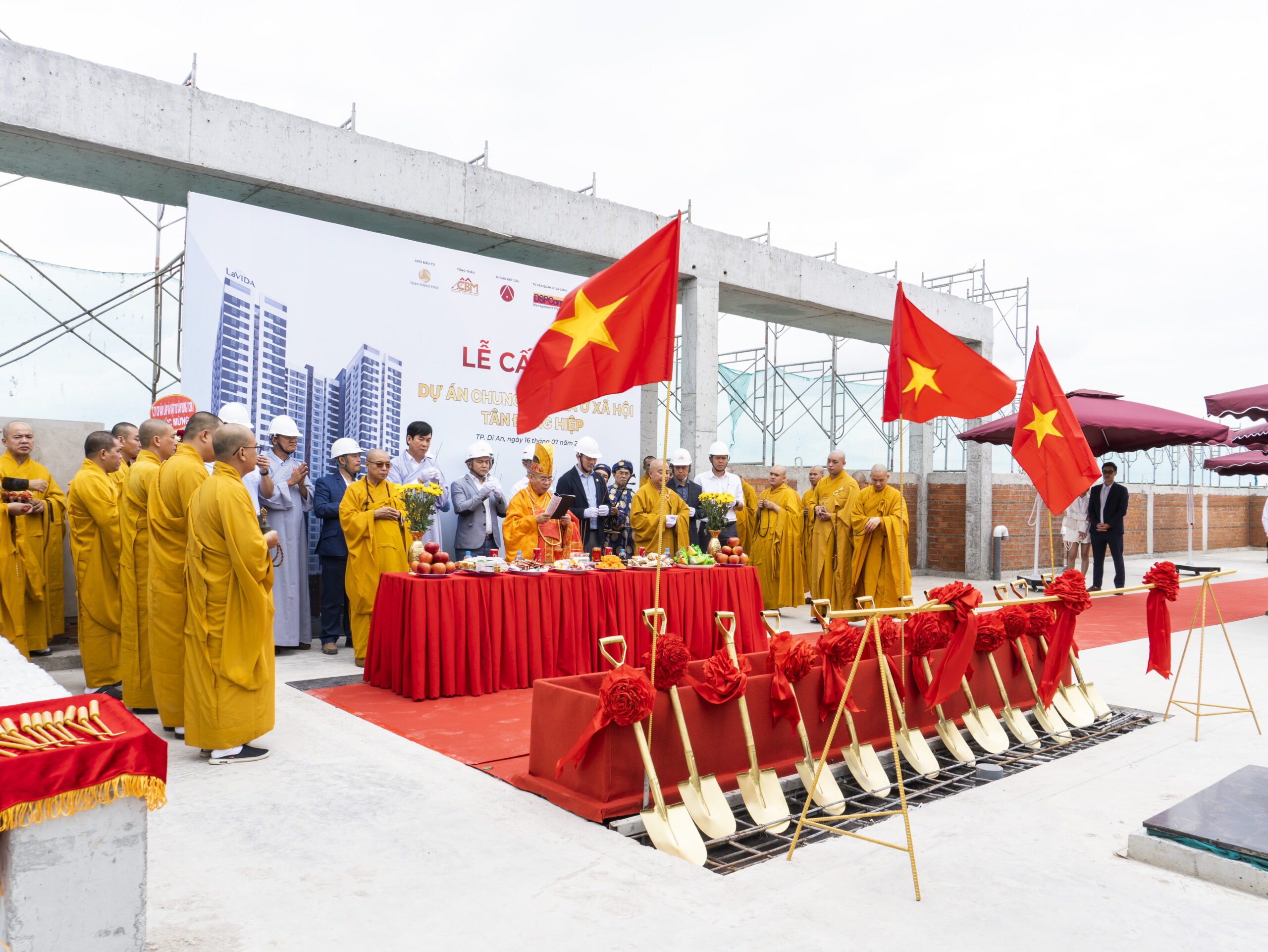 DỰ ÁN NOXH TÂN ĐÔNG HIỆP CẤT NÓC SAU 13 THÁNG THI CÔNG