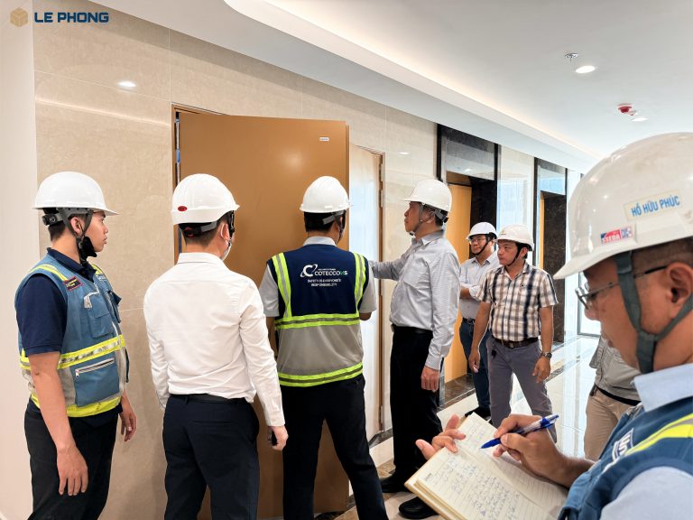Chủ tịch Bùi Ngươn Phong cùng đội ngũ chuyên gia, kĩ sư kiểm tra thực tế tại dự án