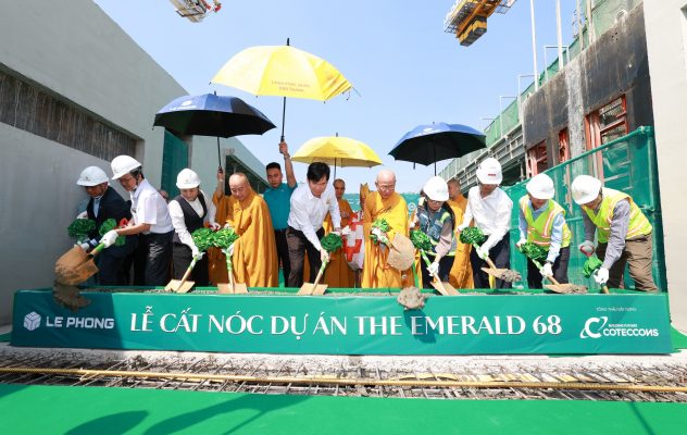 Đại diện chủ đầu tư Lê Phong Group và các đối tác thực hiện nghi thức cất nóc dự án The Emerald 68