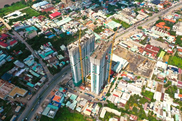 Vị trí thuận lợi trên mặt tiền Quốc lộ 13, tuyến Metro số 2 đi ngang, tiến độ xây dựng nhanh chóng cùng chính sách bán hàng linh hoạt chính là yếu tố giúp khách hàng tin tưởng lựa chọn The Emerald 68. (ảnh: Quốc Dũng)