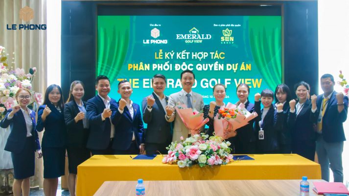 Đại diện Ban lãnh đạo hai bên cảm ơn và trao tặng hoa chúc mừng cho nhau đồng thời thể hiện quyết tâm hợp tác thành công