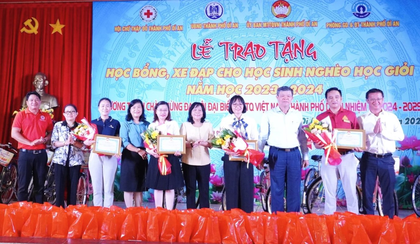 Bà Trần Thị Hà – CEO Tập đoàn Lê Phong (thứ 3 từ trái qua) nhận bằng khen của UBND T.P Dĩ An
