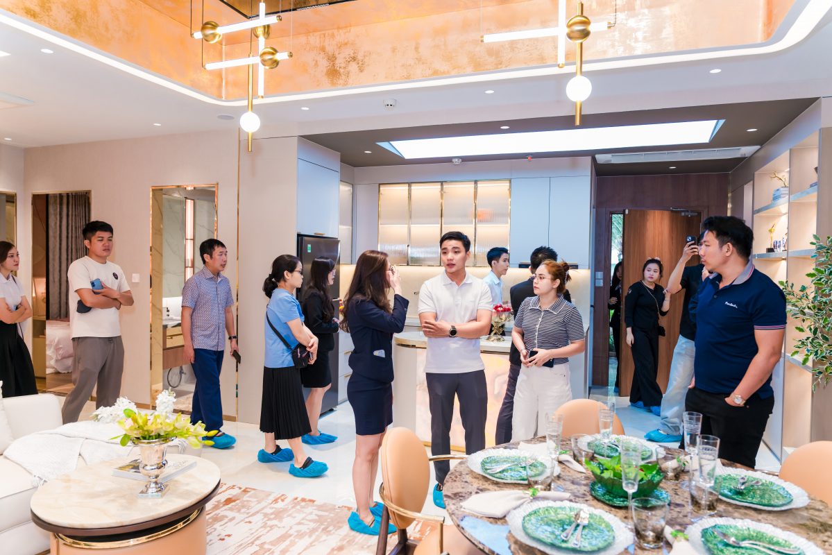 Khách hàng tham quan và trải nghiệm không gian sống tại căn hộ mẫu của dự án