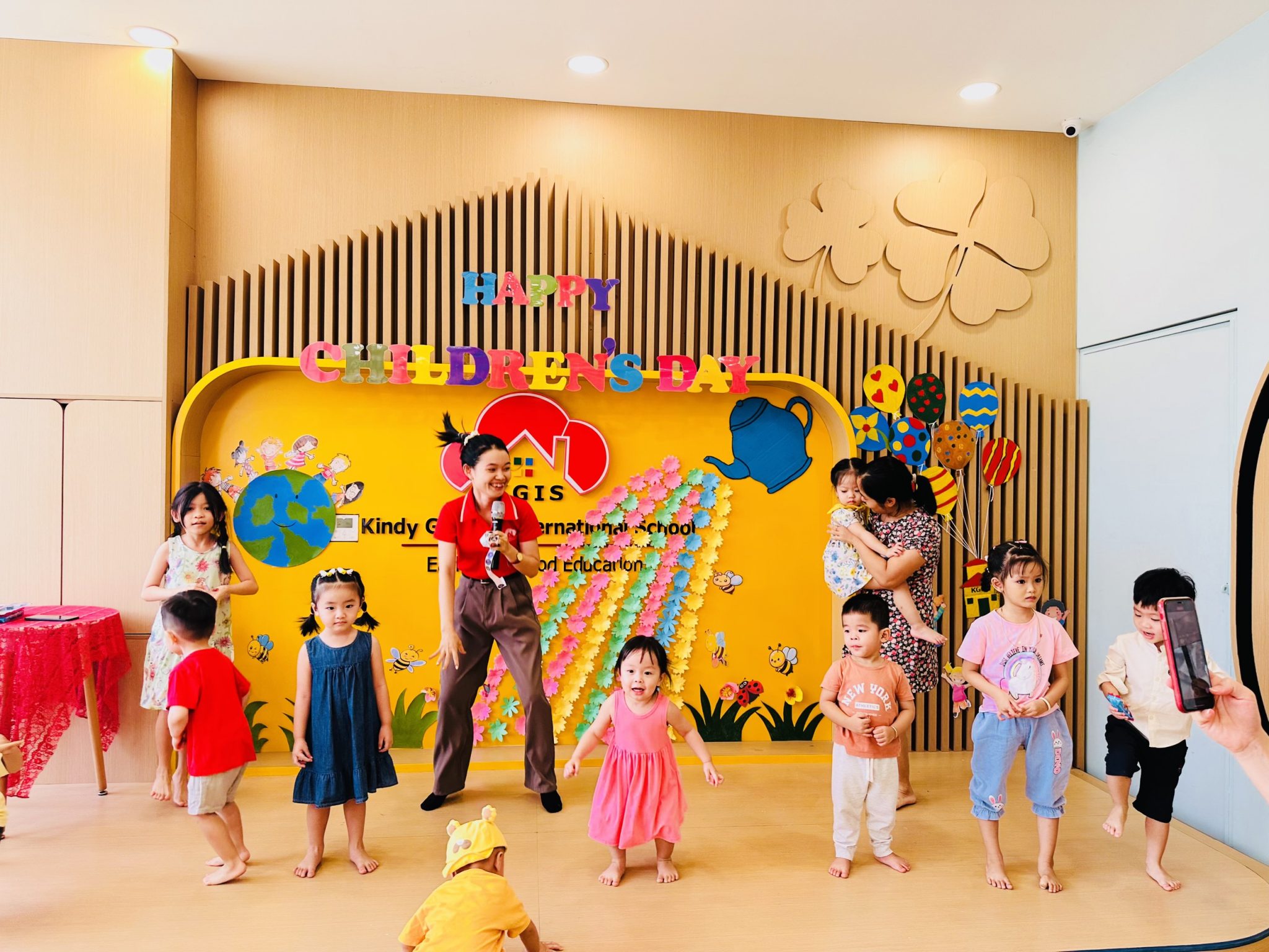 CƯ DÂN NHÍ HÂN HOAN ĐÓN TẾT THIẾU NHI TẠI KHU CĂN HỘ CỦA TẬP ĐOÀN LÊ PHONG