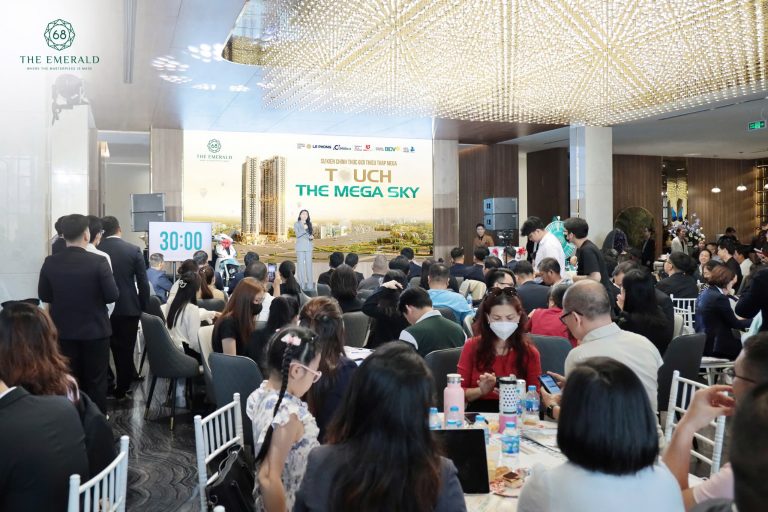 ĐÔNG KÍN KHÁCH HÀNG TẠI SỰ KIỆN MỞ BÁN THE EMERALD 68