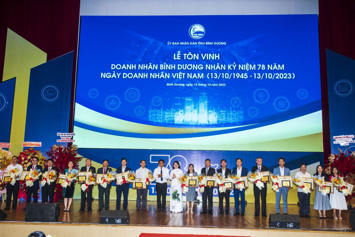 TẬP ĐOÀN LÊ PHONG NHẬN BẰNG KHEN DOANH NGHIỆP XUẤT SẮC NĂM 2023