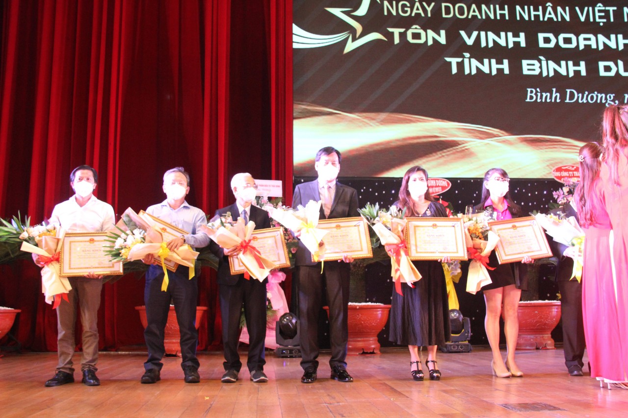 UBND TỈNH BÌNH DƯƠNG TRAO BẰNG KHEN DOANH NHÂN TIÊU BIỂU CHO LÃNH ĐẠO CÔNG TY LÊ PHONG