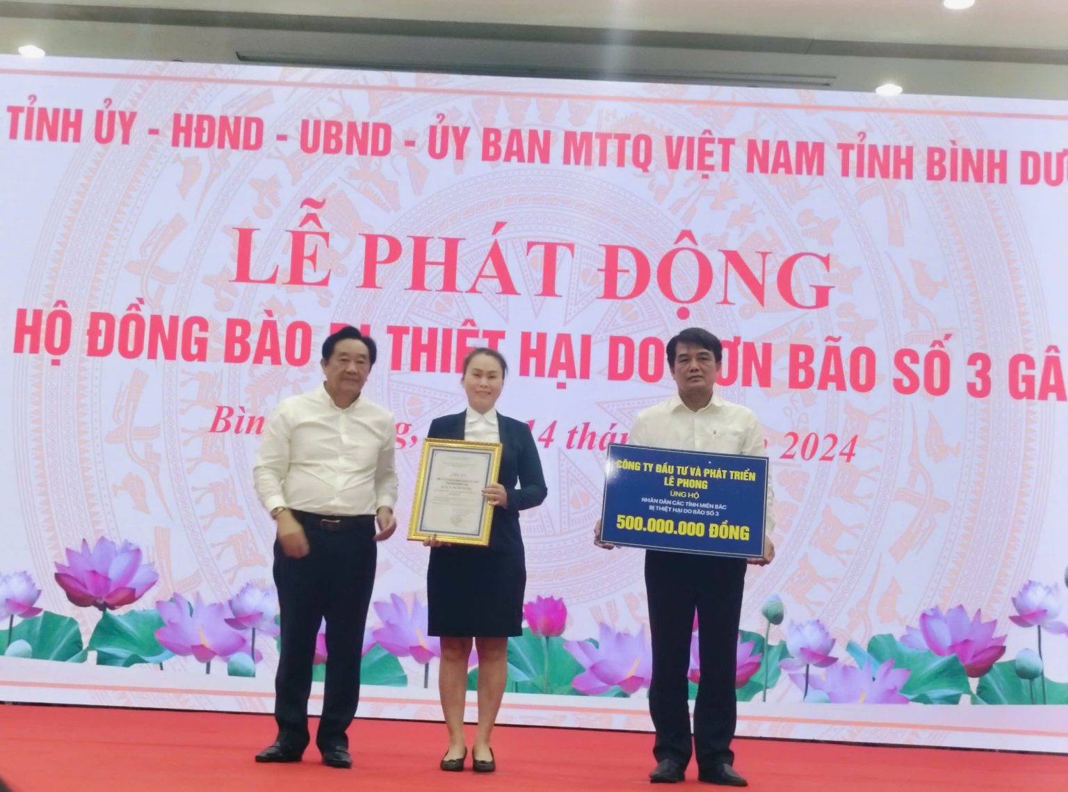 TẬP ĐOÀN LÊ PHONG ỦNG HỘ 500 TRIỆU ĐỒNG CHO ĐỒNG BÀO THIỆT HẠI DO BÃO LŨ